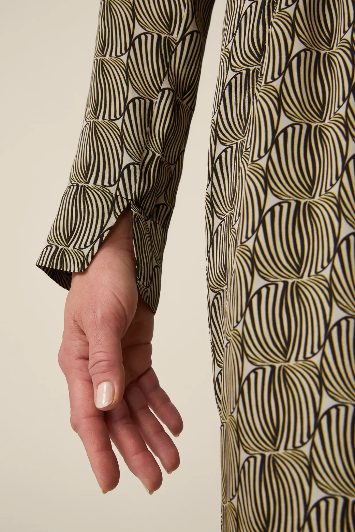 Print-Hemdblusen-Kleid Aus Viskose In Schwarz-Beige Gemustert